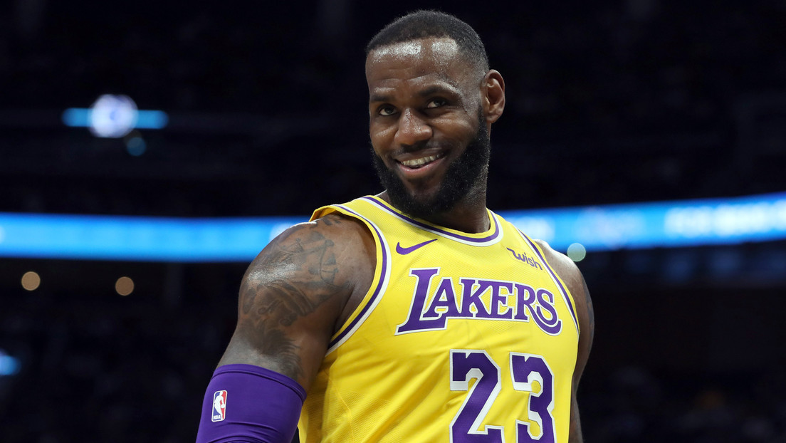 VIDEO: Una niña imita a LeBron James (y la estrella de Los Angeles Lakers le da el visto bueno)