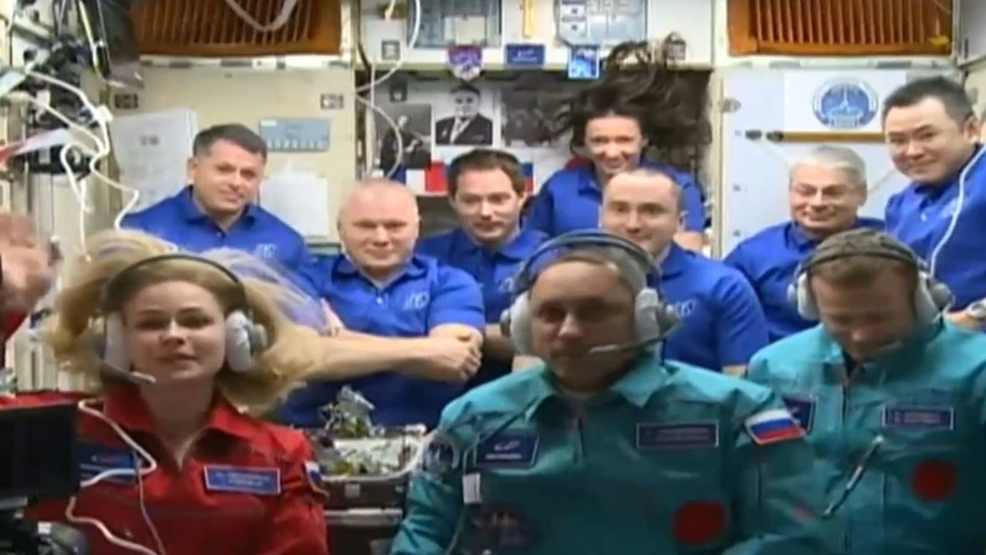 El primer equipo de rodaje en el espacio se traslada de la nave Soyuz MS-19 a la EEI