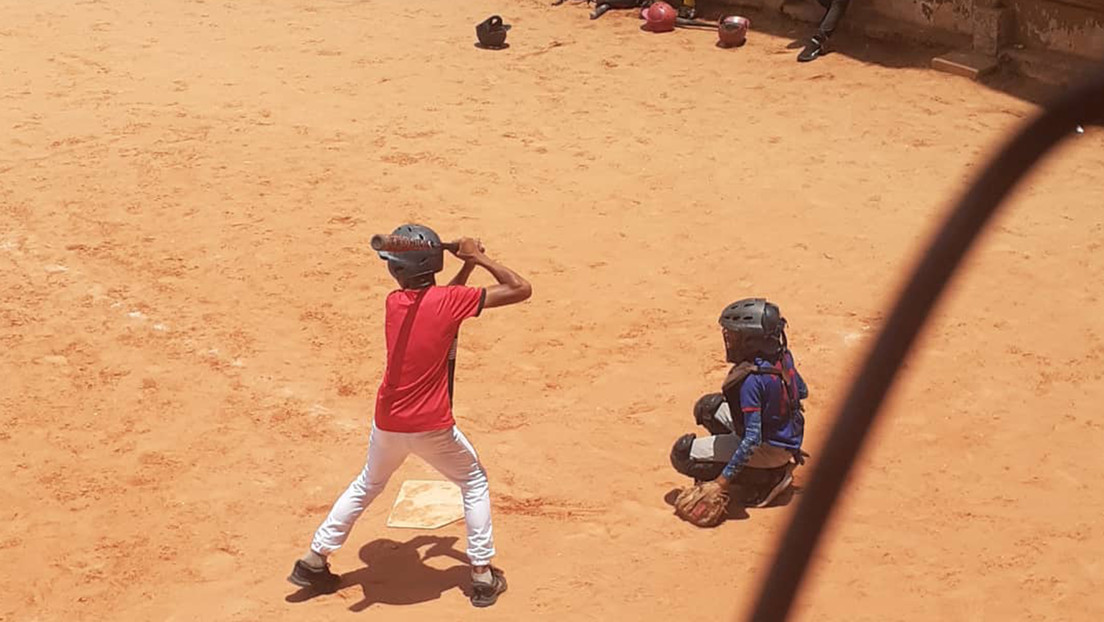 La historia detrás del joven venezolano que fabrica chanclas con material reciclado y sueña con calzarse unos 'spikes' en el béisbol profesional