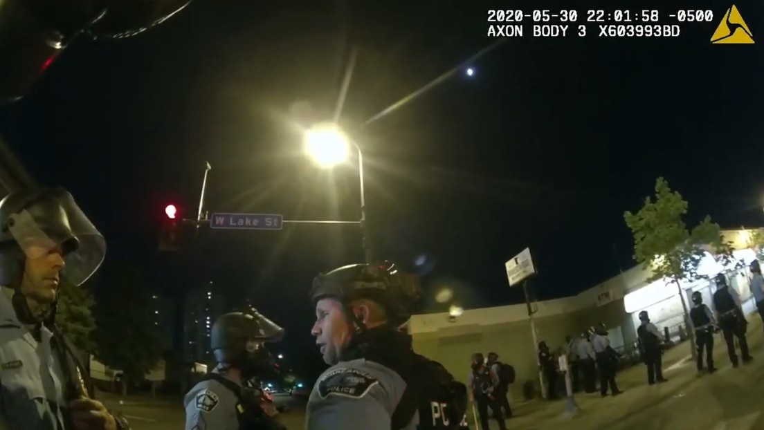 Imágenes de cámaras corporales revelan a policías de Mineápolis hablando de "cazar" personas durante las protestas tras la muerte de Floyd