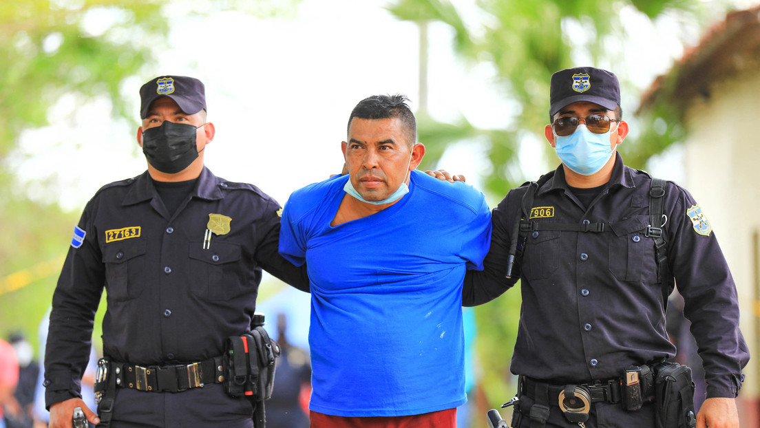 La Fiscalía de El Salvador entrega 12 cuerpos hallados en el interior de la casa de un expolicía y estima que la cifra de cadáveres supera los 30