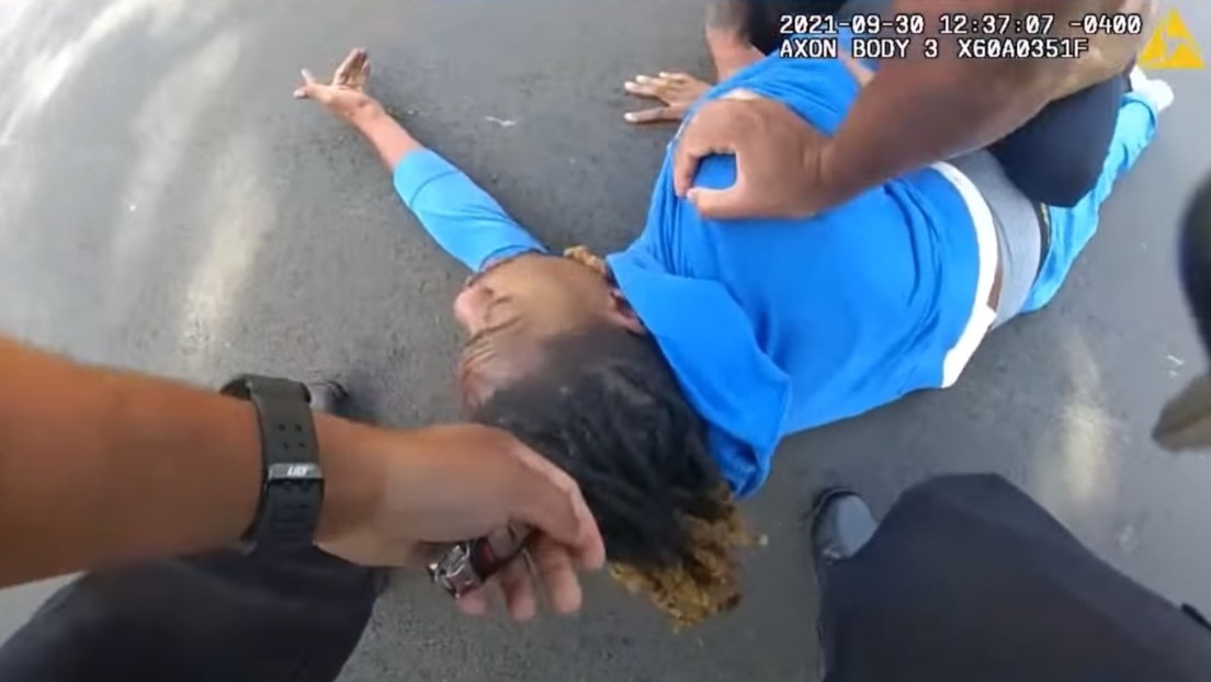 Cámaras corporales captan cómo policías sacan del coche a un parapléjico y lo tiran al suelo en Ohio (VIDEO)