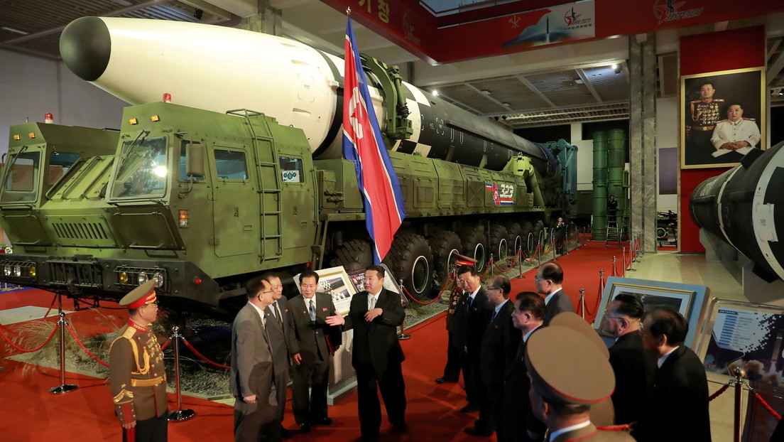 "Nuestro enemigo no es un país concreto": Kim Jong-un lanza un mensaje antibelicista mientras posa ante su mayor misil balístico
