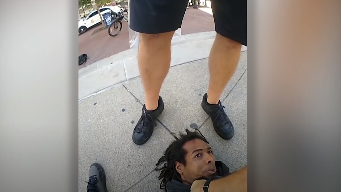 VIDEO: Un policía blanco pisotea la cabeza de un afroamericano esposado