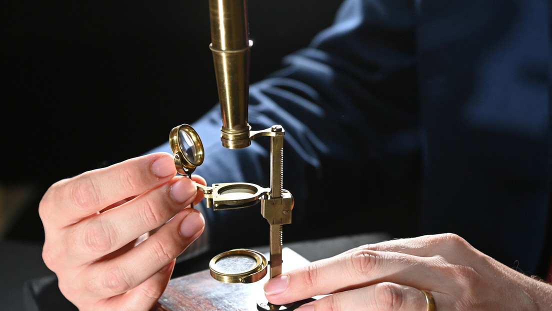 Subastan un microscopio que Darwin le regaló a su hijo