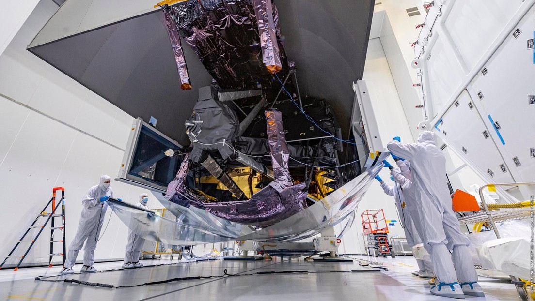 La NASA 'desempaqueta' el telescopio espacial más potente y costoso del mundo que buscará señales de vida extraterrestre (FOTOS)