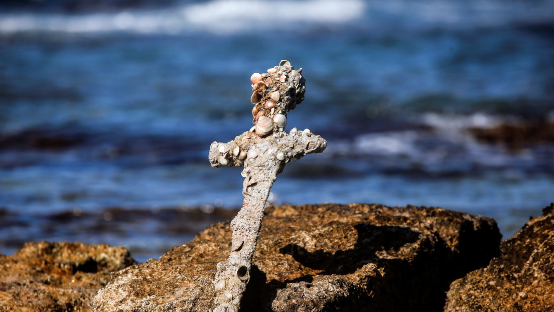 A Crusader sword that sailed to the Holy Land about 900 years ago was pulled from the bottom of the Israeli sea (photos, video)