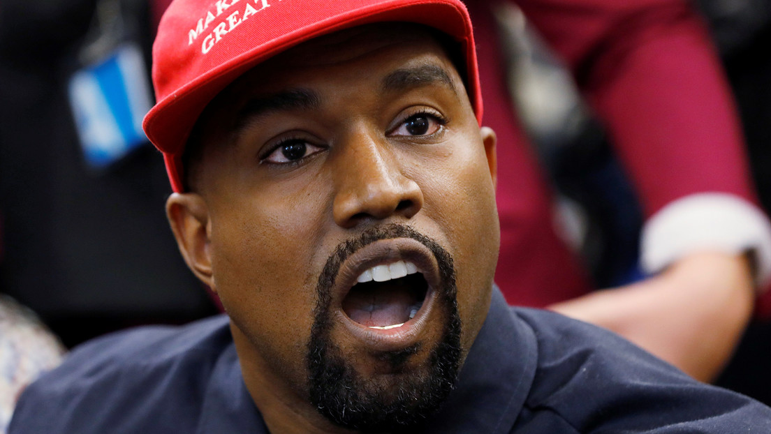 Captan a Kanye West usando una extraña máscara protésica durante una reunión con un excolaborador de Trump (FOTOS)