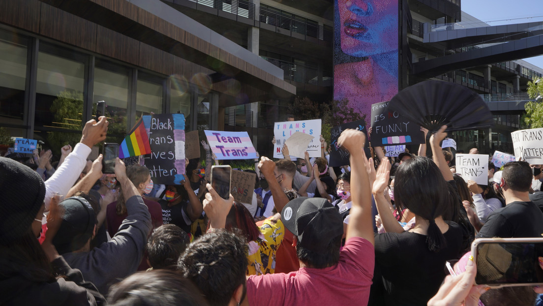 Huelga de los empleados de Netflix y una protesta cerca de su sede tras un especial de Dave Chappelle con comentarios contra personas trans