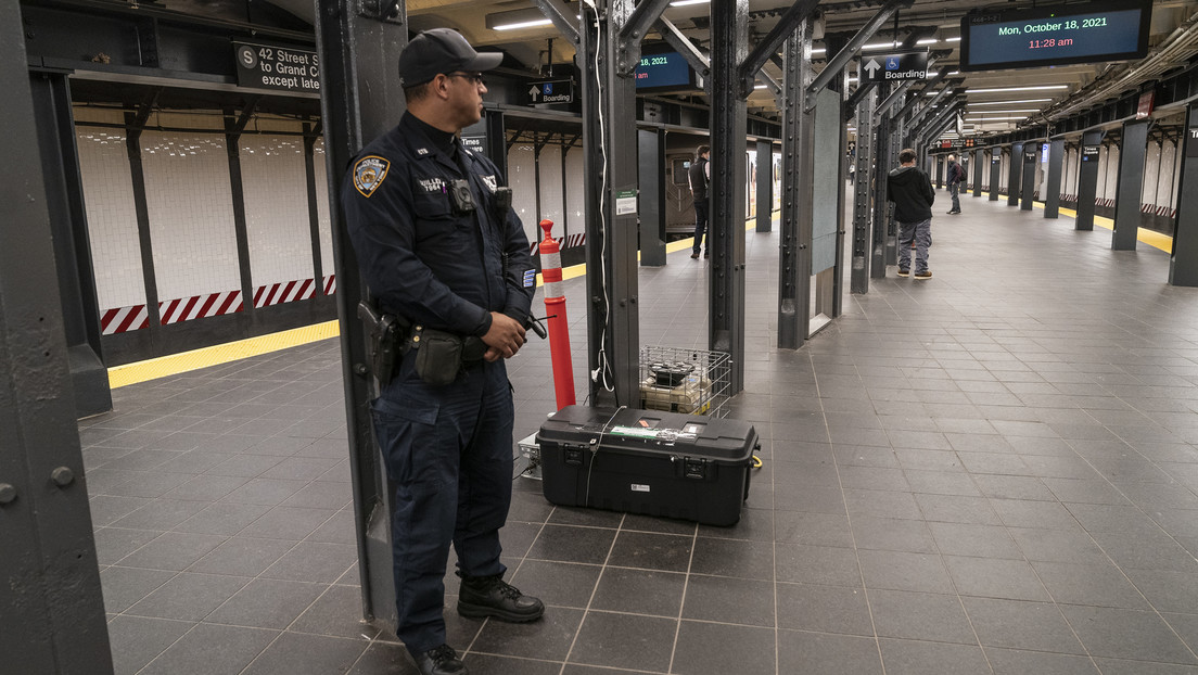 VIDEO: Policías sacan a empujones del metro de Nueva York a un hombre que les pidió usar tapabocas
