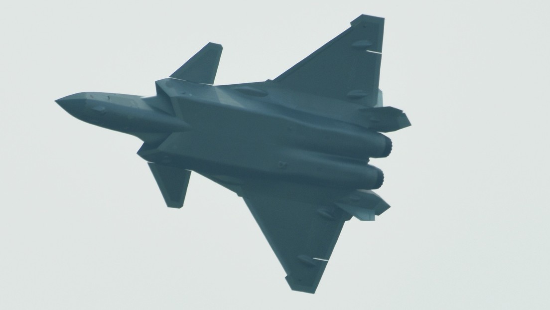 China desarrolla el primer cazabombardero biplaza de quinta generación del mundo