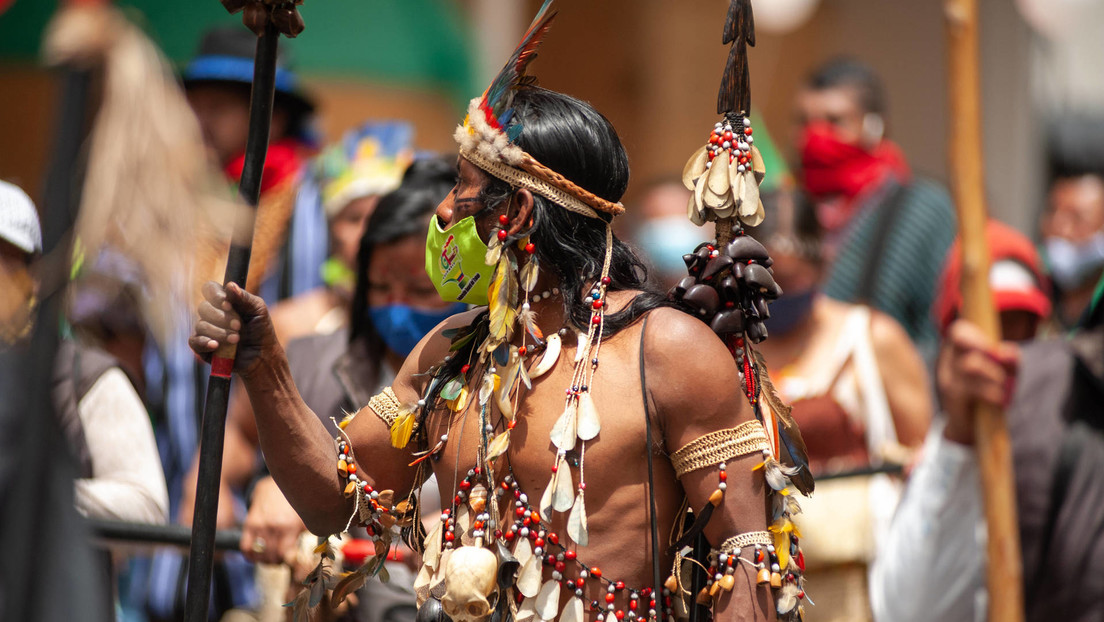 Una cuenta de Twitter sobre historia colombiana afirma que los indígenas americanos están en "peligro de extinción" y las redes estallan
