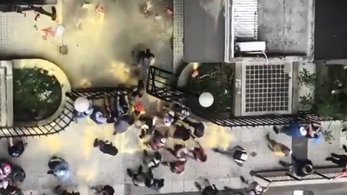 "Que se vayan todos": Manifestantes en Argentina entran por la fuerza en las oficinas del Ministerio de Desarrollo Social y provocan destrozos