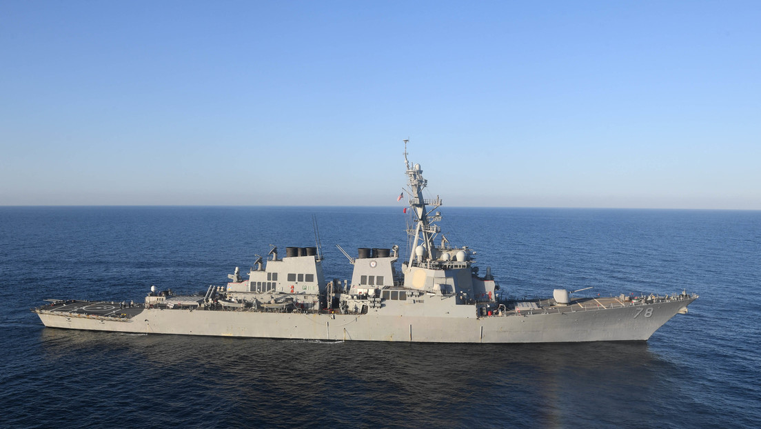 El destructor estadounidense USS Porter entra en el mar Negro vigilado por la Armada rusa
