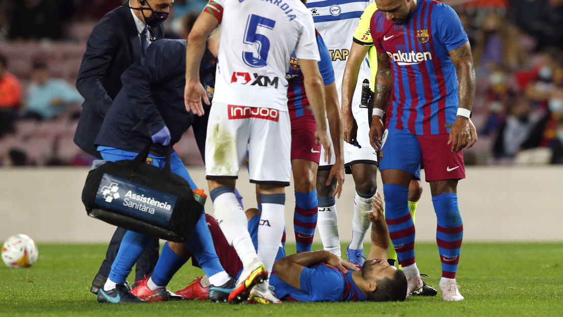 El 'Kun' Agüero permanece ingresado en un hospital tras sufrir una arritmia  cardíaca en pleno partido - RT