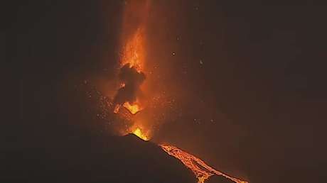 VIDEO: El volcán de la isla española de La Palma continúa arrojando ríos de lava