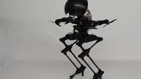 Crean un dron capaz de volar, caminar sobre una cuerda floja y patinar en 'skate' (VIDEO)