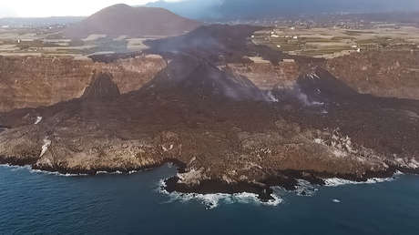 Espectaculares imágenes del terreno creado por el volcán de La Palma y la caída de una colada sobre las plataneras