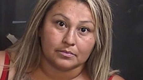 Una mujer en EE.UU. recibe casi 5 millones de dólares por la muerte de su hijo y usa el dinero para comprar armas para la pandilla de otro hijo suyo