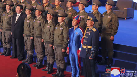 El 'Capitán América' norcoreano que aparece con Kim Jong-un en una foto desata una fiebre de burlas y memes en las redes