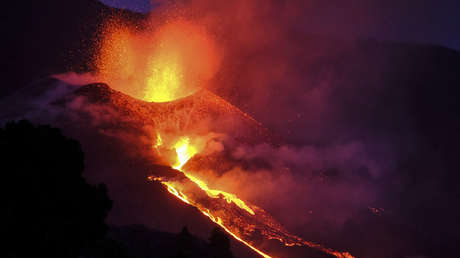 Se abre una nueva boca  en el volcán de La Palma, expulsando ceniza y piroclastos