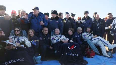 VIDEO: El equipo ruso que filma la primera película en el espacio sigue grabando nada más aterrizar