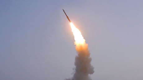 El primer ministro japonés dice que Corea del Norte lanzó 2 misiles balísticos hacia el mar de Japón