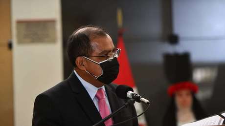 El ministro de Interior de Perú desata la polémica tras afirmar que la hoja de coca es el "principal insumo" de la Coca Cola