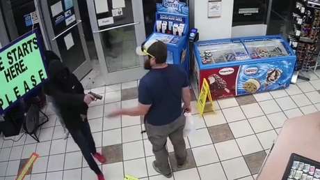 VIDEO: Un veterano exmarine desarma con las manos a un ladrón y frustra un atraco a una gasolinera