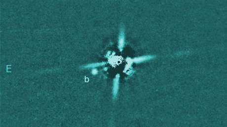 Captan uno de los planetas más jóvenes jamás encontrados fuera del sistema solar, y todavía está caliente