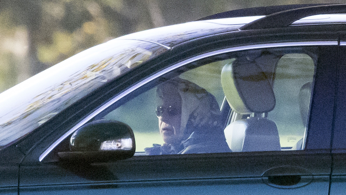 La reina Isabel II aparece en público conduciendo un coche por primera vez desde que fue hospitalizada