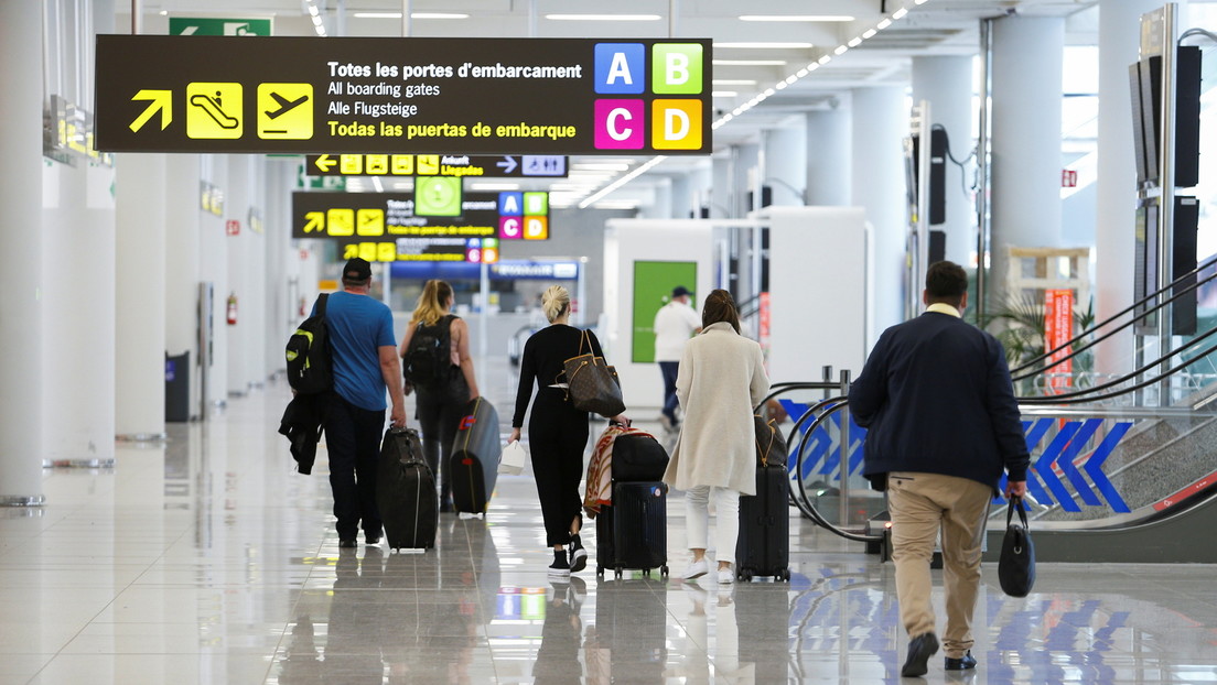 Cierran el aeropuerto de Palma de Mallorca por presencia de pasajeros en las pistas
