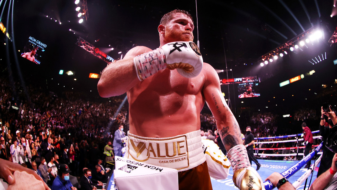 Las redes estallan tras la victoria de 'Canelo' Álvarez sobre Caleb Plant por el campeonato absoluto del peso supermediano