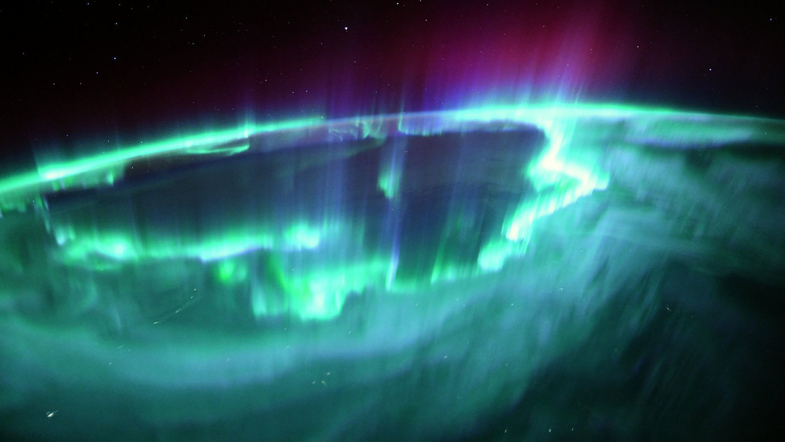Captan desde el espacio una deslumbrante aurora de color verde con forma de anillo (FOTOS)