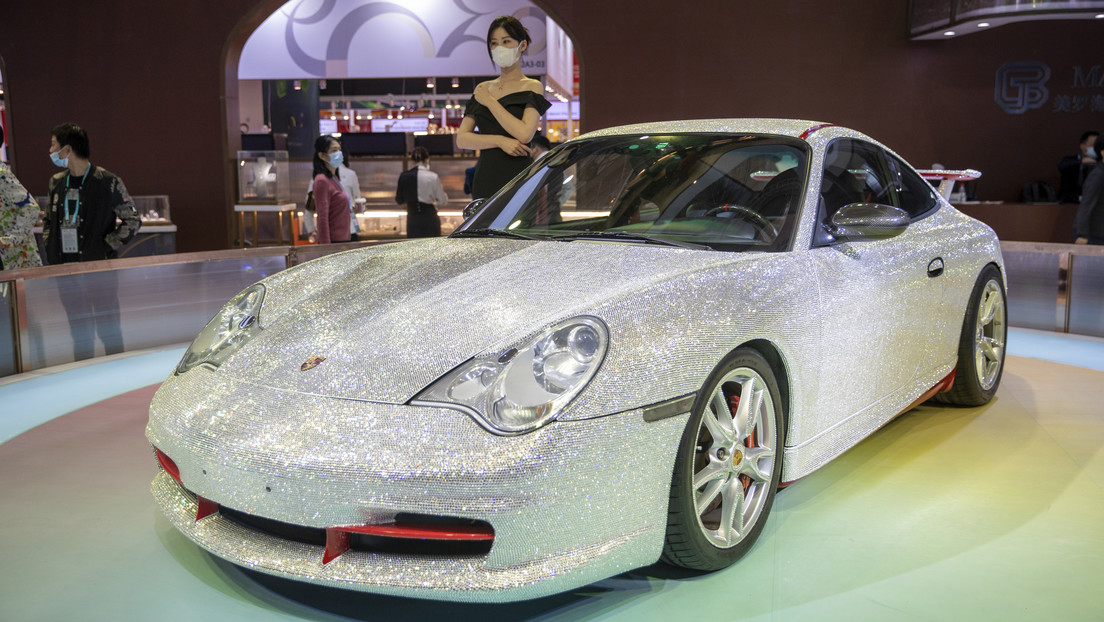 China exhibe un Porsche cubierto con 400.000 piedras preciosas incrustadas a mano China exhibe un Porsche cubierto con 400.000 piedras preciosas incrustadas a mano