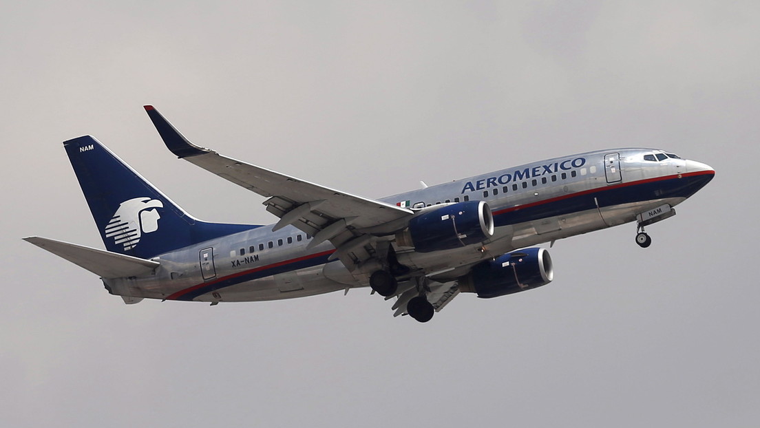 VIDEO: Un piloto de Aeroméxico bromea y entona una canción de cuna para distender a los pasajeros antes del despegue