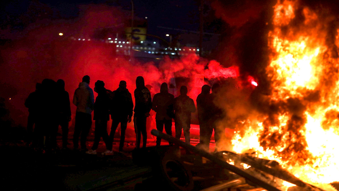 Cortes de carreteras, vehículos en llamas y altercados marcan la huelga de los trabajadores del metal en la provincia española de Cádiz (VIDEOS)