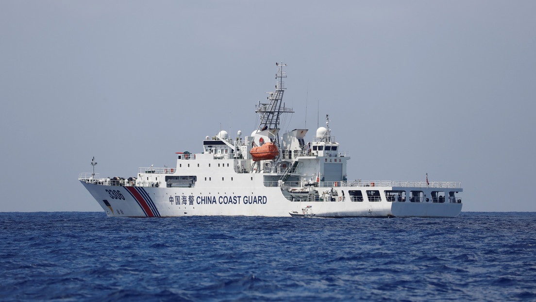 Filipinas denuncia que buques de la Guardia Costera de China dispararon con cañones de agua a sus botes en el mar de la China Meridional