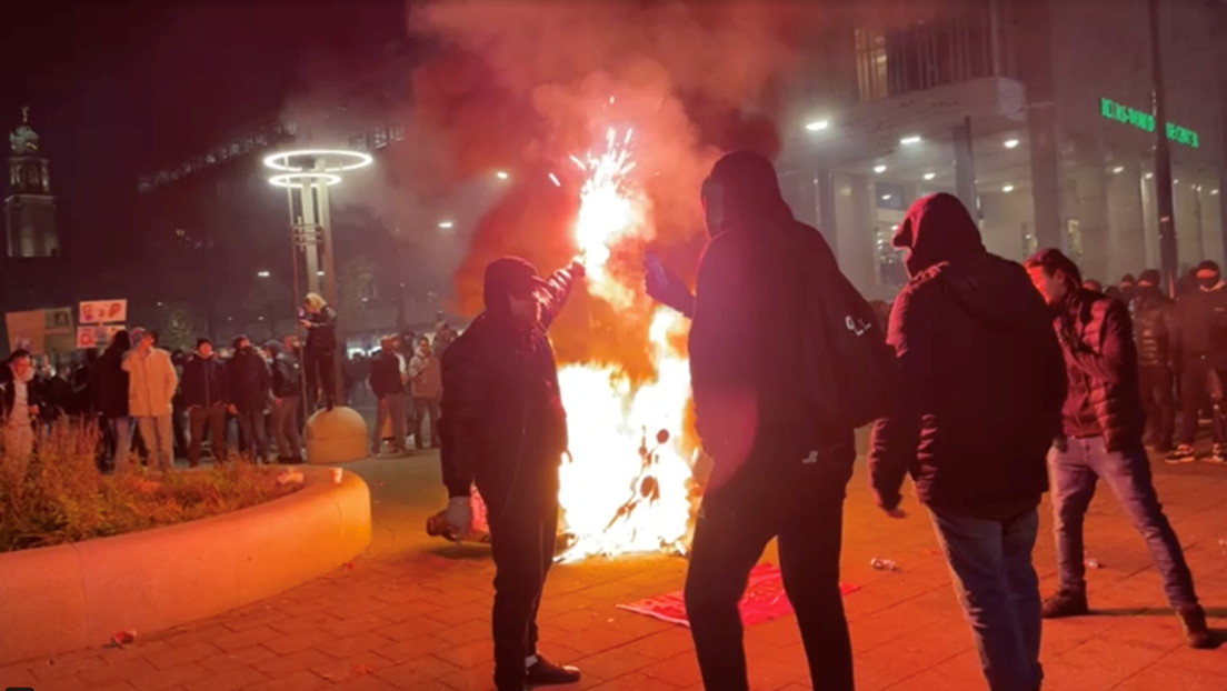 VIDEO: Vandalismo y choques con la Policía en varias ciudades de los Países Bajos en la tercera noche consecutiva de protestas