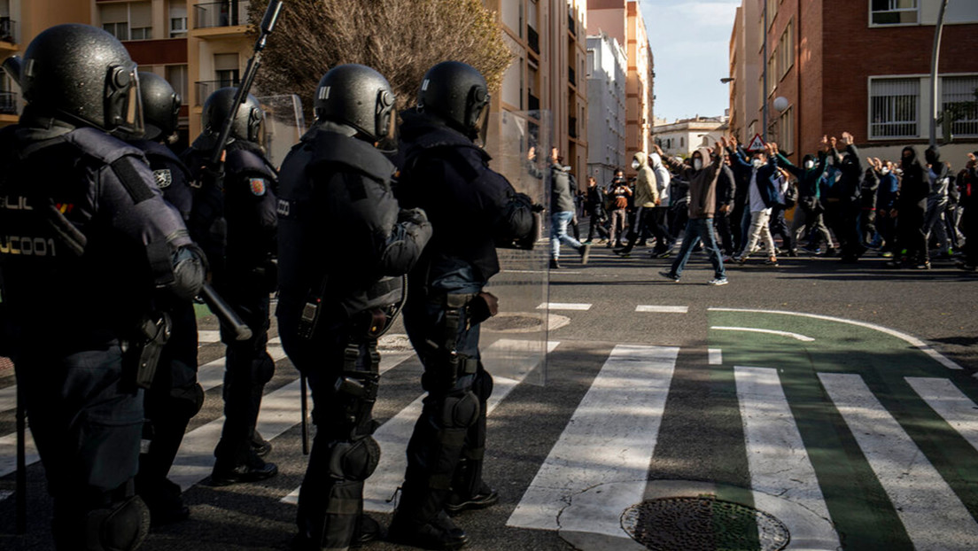 Cargas policiales en la manifestación de apoyo a los trabajadores del metal en la provincia española de Cádiz (VIDEOS)