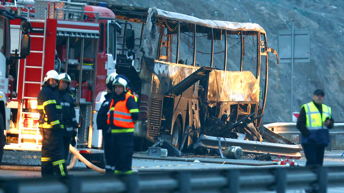 "El conductor murió en el acto, con lo que no había nadie que pudiera abrir las puertas": 46 personas fallecen calcinadas en un autobús en Bulgaria