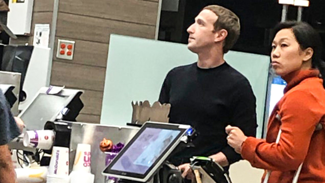 Captan a Mark Zuckerberg y a su esposa haciendo un pedido en McDonald's y estallan las bromas en la Red