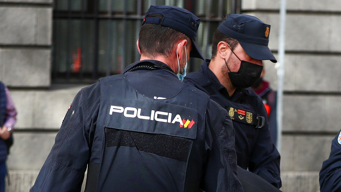 Un hombre desnudo se autopuñala hasta la muerte delante de una decena de policías en una céntrica plaza española