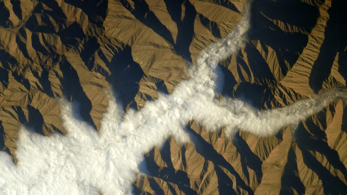 Captan desde el espacio montañas de Perú saliendo de bajo las nubes con un aspecto similar al de un paisaje africano que emerge de un río