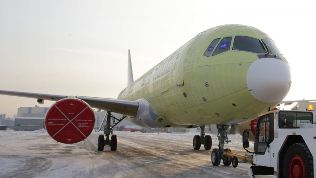VIDEO: Completan en Rusia la construcción del primer avión de pasajeros MC-21-300 con alas a base de compuestos rusos