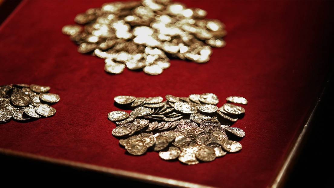 Monedas anglosajonas se exhiben para una sesión fotográfica en el Museo Británico de Londres, el 10 de febrero de 2015.