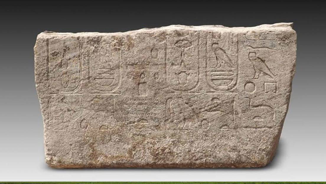Bloques de basalto que representan partes del borde occidental y septentrional del templo del rey Nectanebo I (380-363 a.C.).