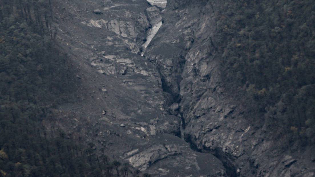 Erosión del río Warriyang Bung, un afluente del río Kameng, en la India,
