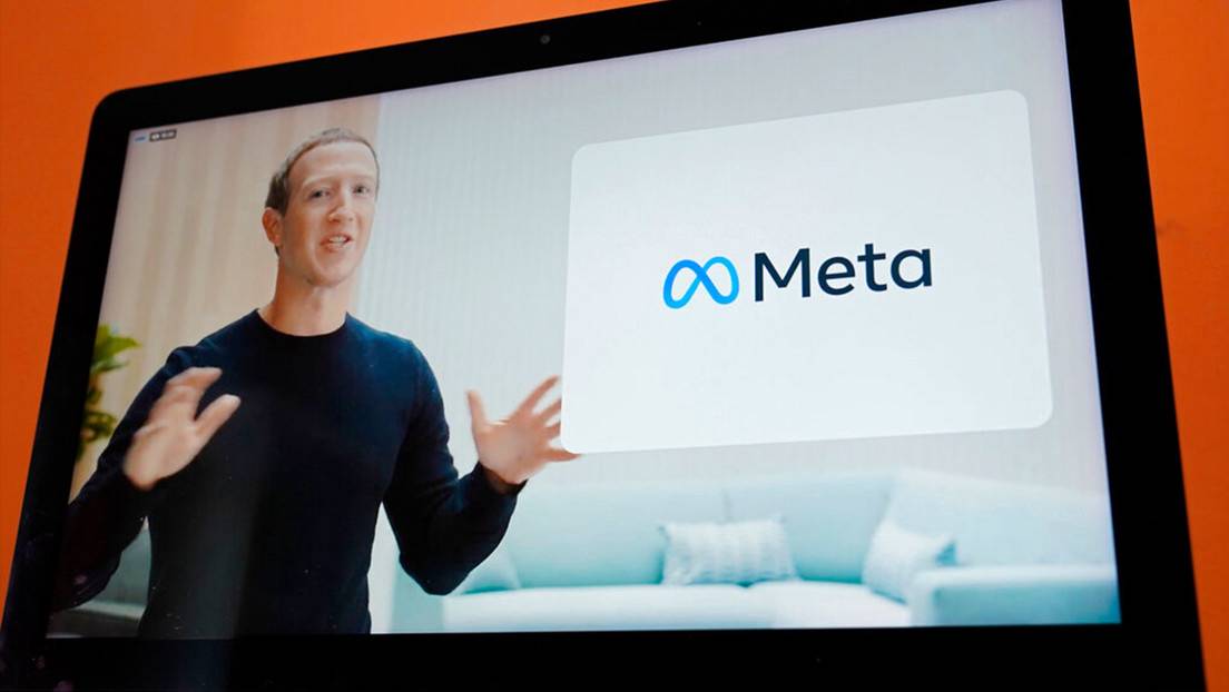 Imagen en una tableta del cofundador de Facebook, Mark Zuckerberg junto al nuevo logotipo de la empresa.