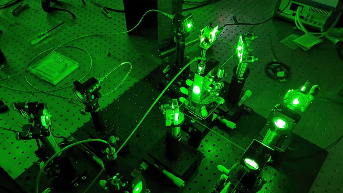 Un prototipo de la cámara holográfica de longitud de onda sintética instalado en un laboratorio de la Universidad Northwestern.